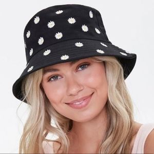 ALICE + OLIVIA Reversible Daisy Print Bucket Hat